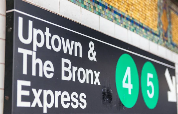 New York City - 24 Ekim 2015: Uptown ve Bronx metro işaretler. New York Metro yakın altı milyon kişi her gün taşır..