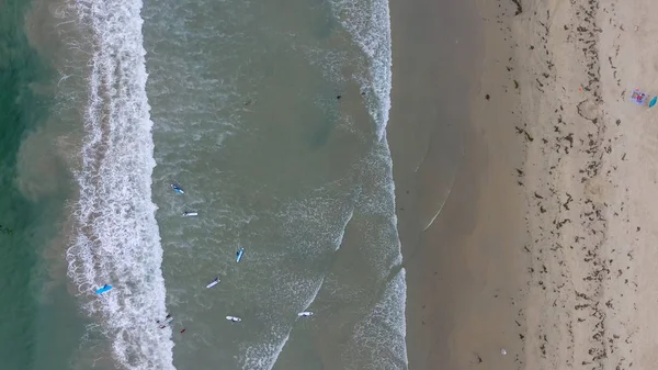 Vue Aérienne Vers Bas Des Surfeurs Dans Océan — Photo