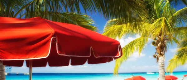 红海滩遮阳伞和绿松石水域的加勒比 大特克 — 图库照片