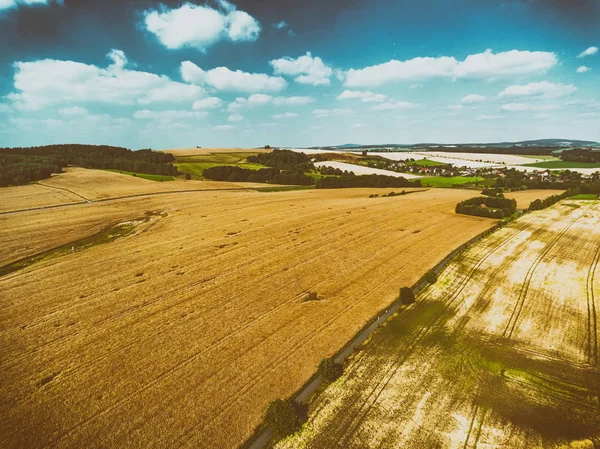 美しい夏の田舎の牧草地の航空写真 — ストック写真