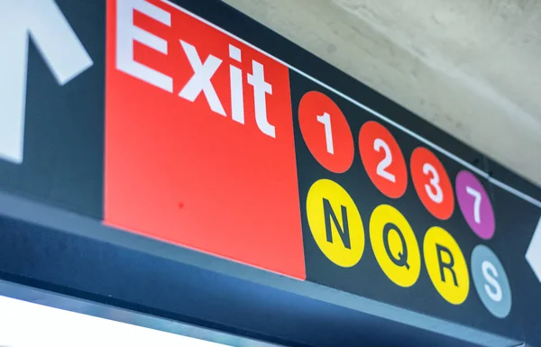 New York City Października 2015 Exit Signs Wewnątrz Stacji Metra — Zdjęcie stockowe