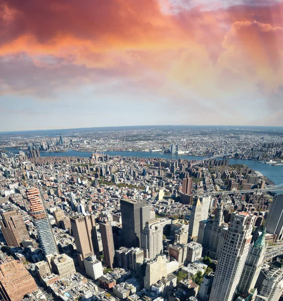 Aerial view of Manhattan from city rooftop — Stock Photo, Image