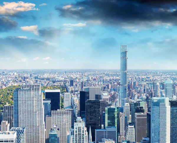 Luchtfoto van Manhattan uit stad dak, Central Park op rug — Stockfoto