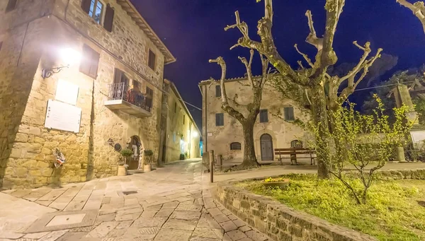 Площадь Старинные Здания Ночью Монтикьелло Тоскана Италия — стоковое фото