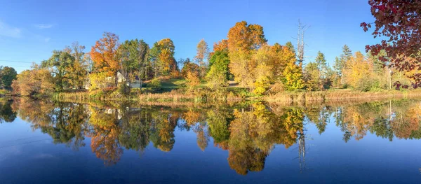 Piękne Jezioro Refleksje Nowej Anglii Liści Panoramiczny Widok — Zdjęcie stockowe