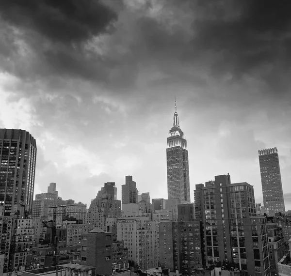 曼哈顿地平线日落 从屋顶鸟瞰 — 图库照片#