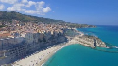 Tropea Sahili ve kale, Calabria, İtalya. Video