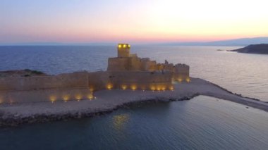 Hava panoramik Aragonca Kalesi, günbatımı, Calabria, İtalya. Video