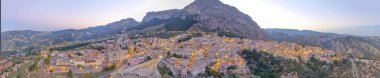 Stilo hava, panoramik manzaraya günbatımı - Calabria, İtalya.