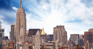 new york city gökdelen, yukarıda bulutlu gökyüzü ABD.