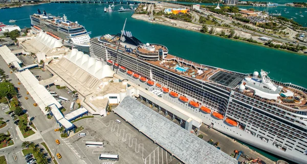 Miami Februari 2016 Cruiseschepen Gedokt Aan Poort Luchtfoto Weergave Miami — Stockfoto