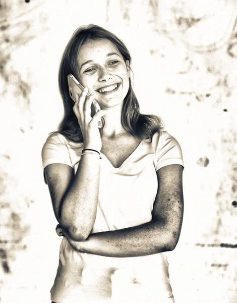 スマート フォンで 白い背景で隔離の話美しい女性 — ストック写真