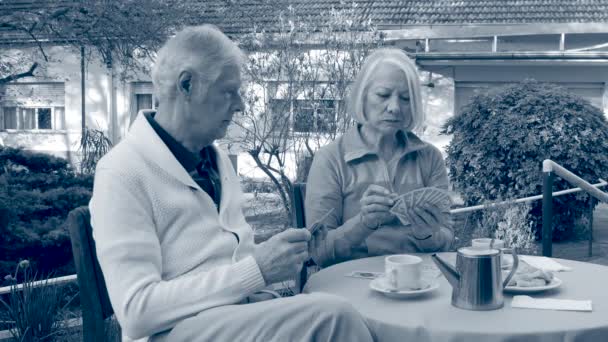 Feliz Pareja Ancianos Desayunando Aire Libre Jugando Las Cartas — Vídeo de stock