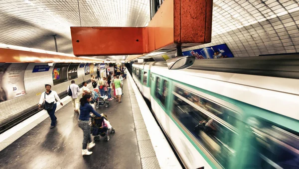 Paris Haziran 2014 Turist Bir Metro Metro Istasyonu Içinde Paris — Stok fotoğraf