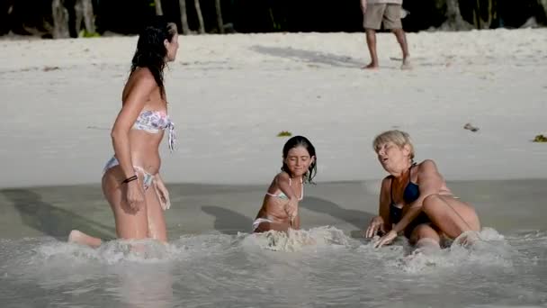 Три Поколения Женщин Счастливы Улыбаются Лежа Берегу — стоковое видео