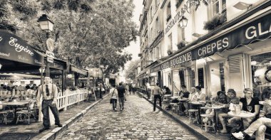 Paris - Haziran 2014: Turist şehir sokaklar boyunca gün batımında. Paris her yıl 30 milyon turist çeken.