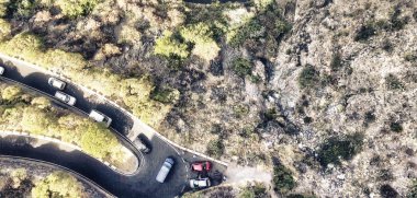 Windy dağ yolu havadan görünümü.