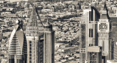 Gün batımında Downtown Dubai havadan görünümü.