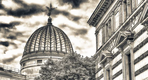 Gatuvy över Dresden gamla byggnader på en molnig dag, tyska — Stockfoto