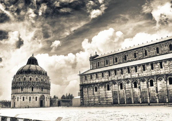 Náměstí Zázraků Křtitelnicí Katedrála Detail Soumraku Zimní Sněžení Pisa Itálie — Stock fotografie