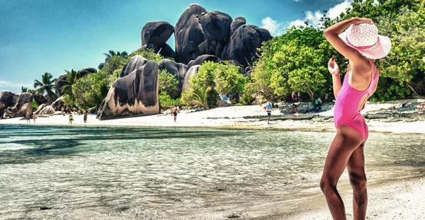 Kleines Mädchen Einem Wunderschönen Tropischen Strand Rosa Mit Strohhut — Stockfoto