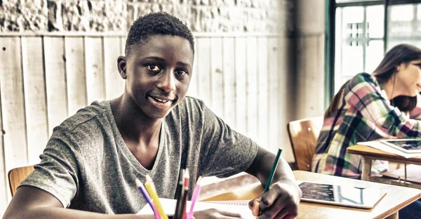 授業やテストについて幸せレッスンを作るアフリカ男性のティーンエイ ジャー — ストック写真