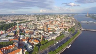 Riga Castle ve Riga, Letonya, video başkenti Daugava Nehri kıyısında tarihi binalar