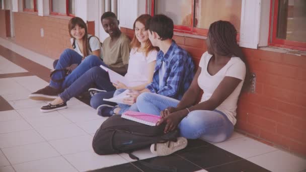 Heureux Les Adolescents Assis Sur Sol Dans Couloir École — Video