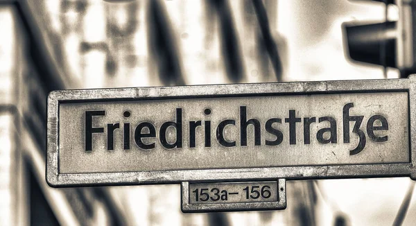 弗里德里希街标志在柏林 这是一个著名的购物街 — 图库照片