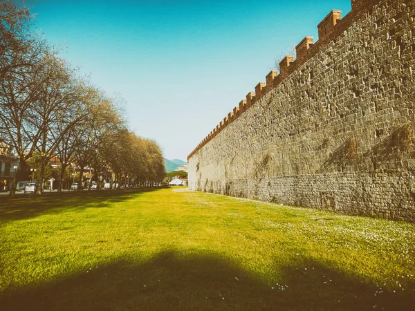 イタリア 2018 古代都市壁は美しい庭園に囲まれています ピサは毎年 300 万の観光客を魅了します — ストック写真
