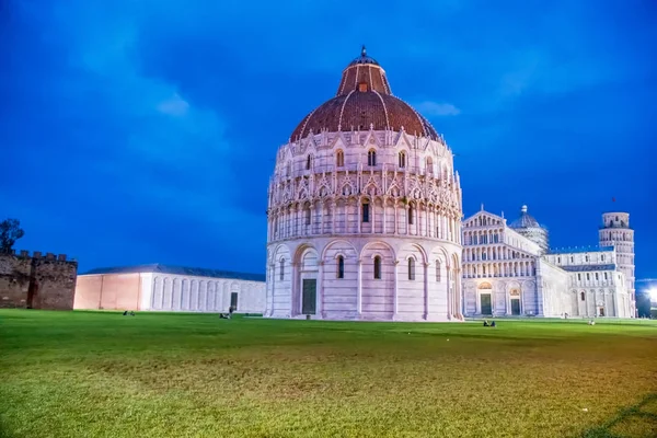 Éjjel Csodák Tere Pisa Keresztelőkápolna — Stock Fotó