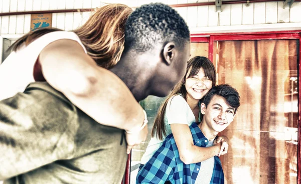 Dwie Pary Etniczne Multi Szczęśliwy Nastolatków Niedozwolony Uśmiecha Się Korytarzu — Zdjęcie stockowe