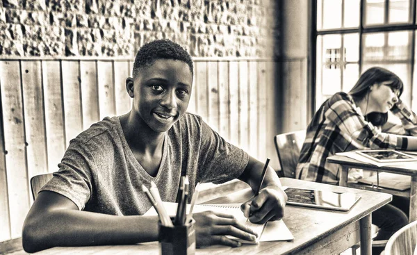 Африканский Подросток Делает Уроки Классе Счастлив Поводу Теста — стоковое фото