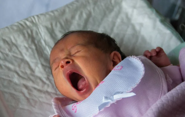 Νεογέννητο Μωρό Έκφραση Στο Κρεβάτι Ιταλία — Φωτογραφία Αρχείου