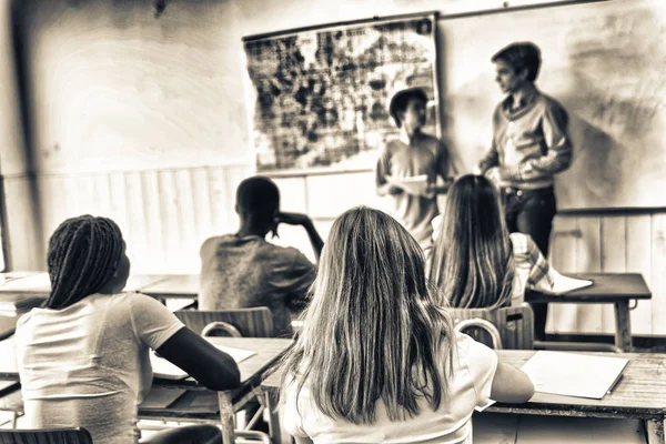 Adolescente Entrevistado Pelo Professor Sala Aula — Fotografia de Stock