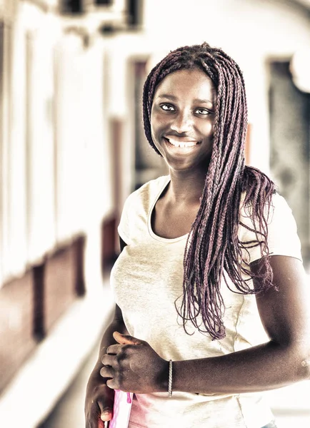 Colegiala Africana Sonriendo Pasillo Escuela — Foto de Stock