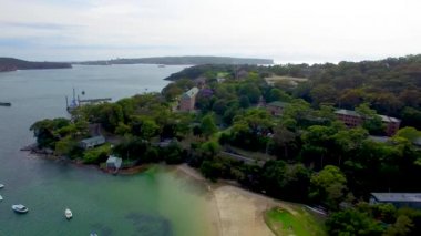Sydney Balmoral Beach, Avustralya yelkenli teknelerin havai görünümü. Video 