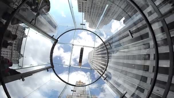 透明的台阶和城市大厦的向上看法 — 图库视频影像