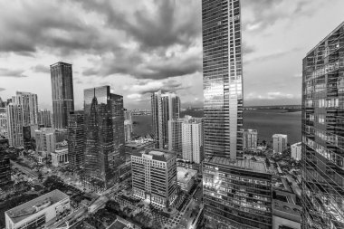 Miami - 27 Mart 2018: Şehir ışıkları Downtown, havadan görünümü. Miami her yıl 20 milyon turist çeken.