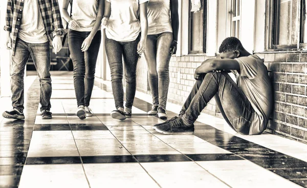 Acoso Escolar Adolescente Masculino Afroamericano Molesto Sentado Pasillo Escuela Mientras —  Fotos de Stock