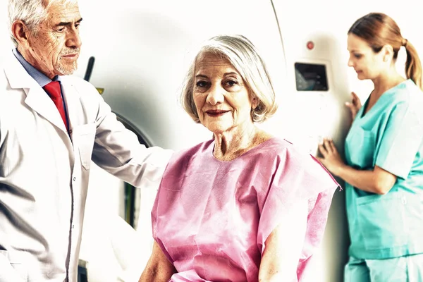Donna Anziana Sottoposta Radiografia Assistita Medici — Foto Stock