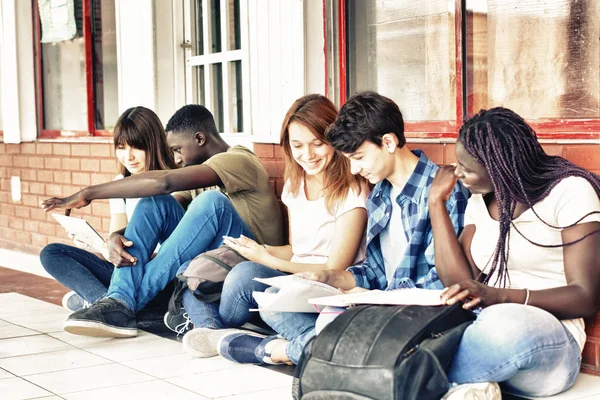 Multi Amigos Adolescentes Étnicos Fazendo Testes Escolares Livre Sentados Pátio — Fotografia de Stock