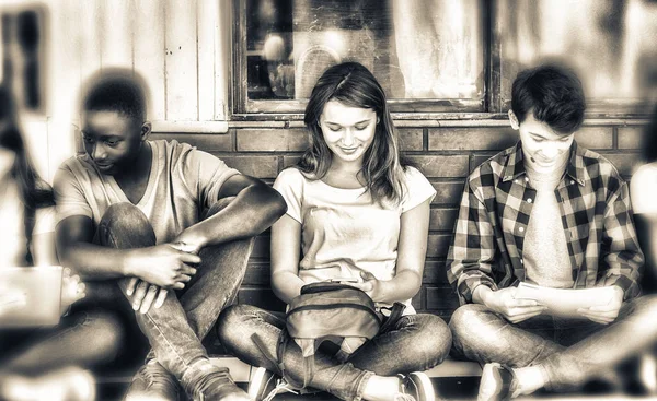 Multi Grupo Étnico Adolescentes Usando Eletrônicos Livros Leitura Sentados Corredor — Fotografia de Stock