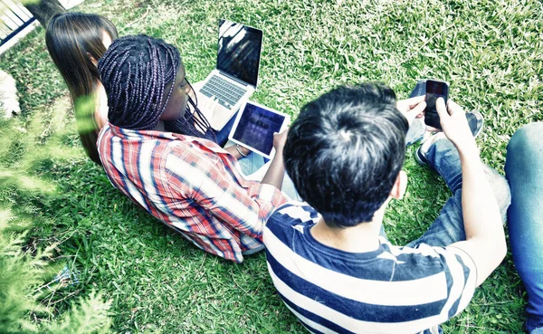 Multi Étnicos Adolescentes Amigos Utilizando Aparatos Electrónicos Sentado Parque — Foto de Stock