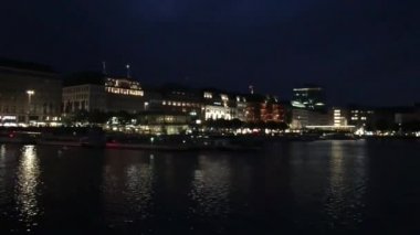 Göl kenarındaki Almanya Hamburg cityscape gece görünümü.