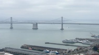 San Francisco Oakland Körfezi Köprüsü (Körfez Köprüsü da bilinir), köprü Kaliforniya'daki San Francisco Körfezi kapsayan karmaşık