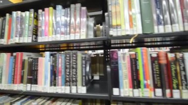 San Francisco - Ağustos 2017: Kitap Halk Kütüphanesi içine. Ana Kütüphane Civic Merkezi'nde bulunur.