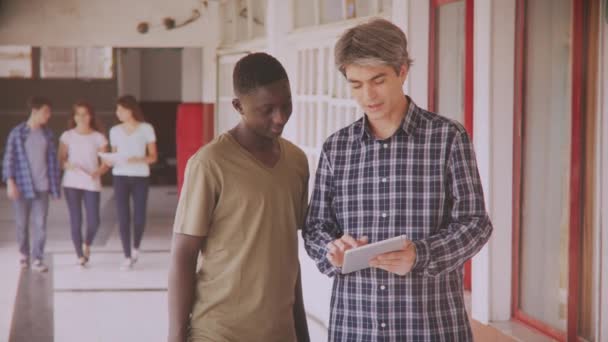 Učitel Ukazuje Tablet Afriky Student Škole — Stock video