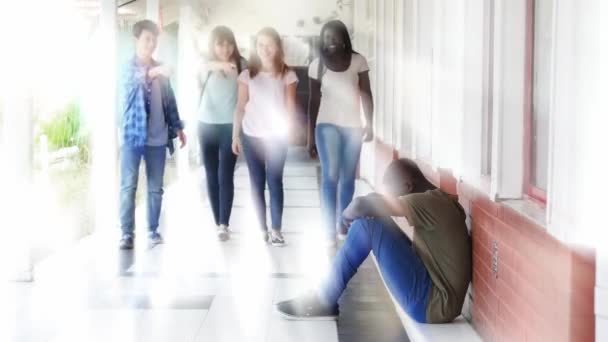 Група Підлітків Які Ходять Шкільному Коридорі Знущаються Над Хлопчиком Сидячи — стокове відео