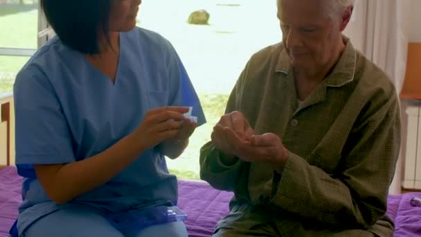 Медсестра Ухаживает Пожилым Пациентом Больнице Дает Ему Воду Лекарства — стоковое видео